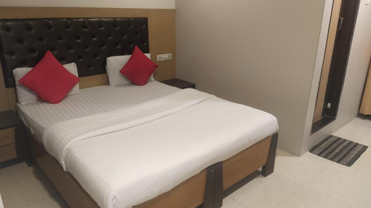 Hotel Palm Star Belapurpada Eksteriør bilde